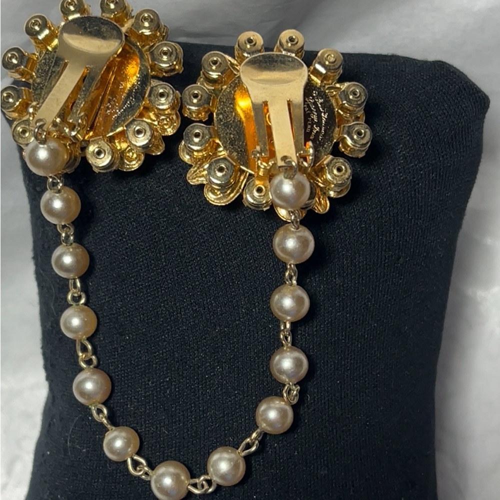 Elegant Gold Color Floral Pearl Chain Brooch
 Clip for sweater, shawl or cape - Picture 6 of 9